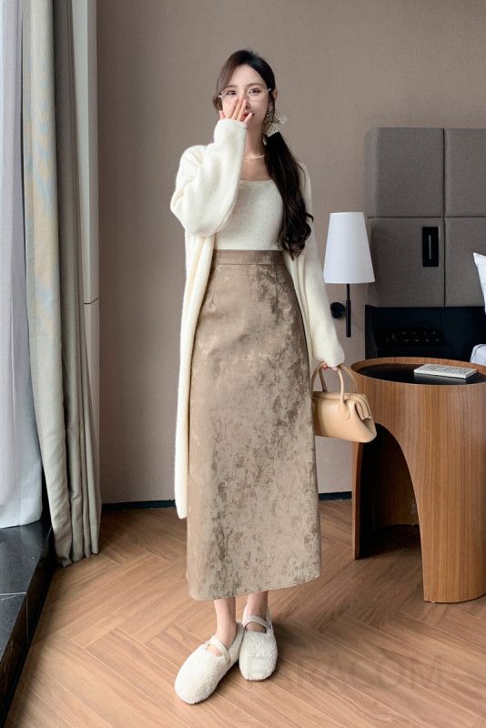여성 가죽 미디 스커트 슬림핏 H라인 스타일 스트레이트 올매치 페이크레더 세련된 디자인 데일리룩 고급스러운 착용감 가을 패션 아이템 이미지 6