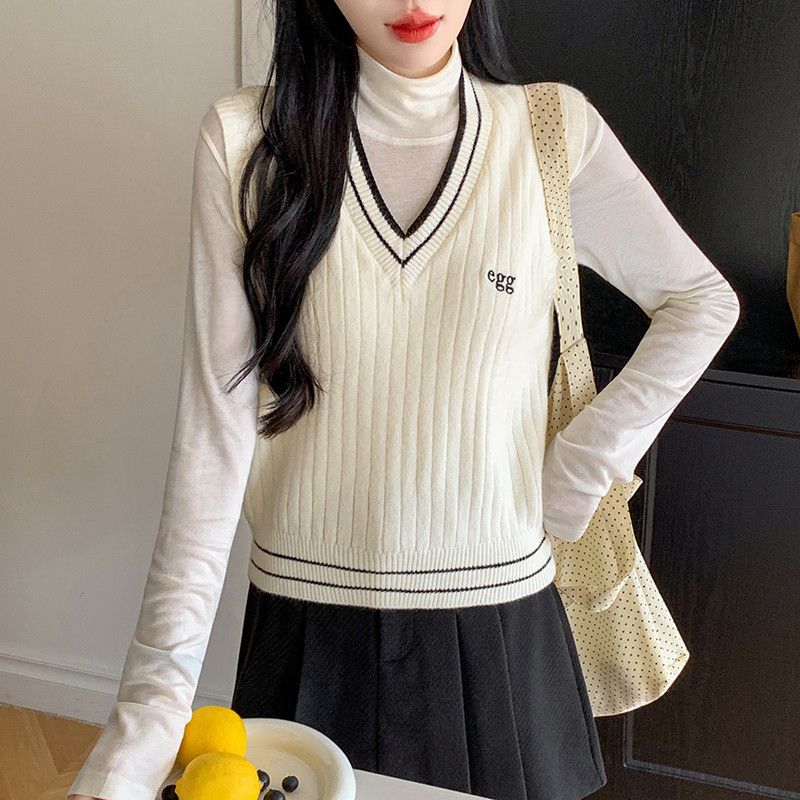 여성 니트조끼 라운드넥 자수 레터링 스타일 슬리브리스 레이어드 가을 캐주얼 데일리룩 오버핏 편안한 착용감 대학생 필수템 모던한 디자인