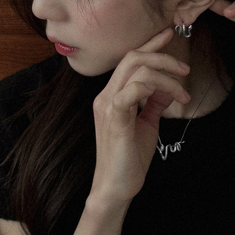 찰랑시 꼬마 뱀 스네이크 원터치형 귀걸이 실버 - 상세 이미지 4