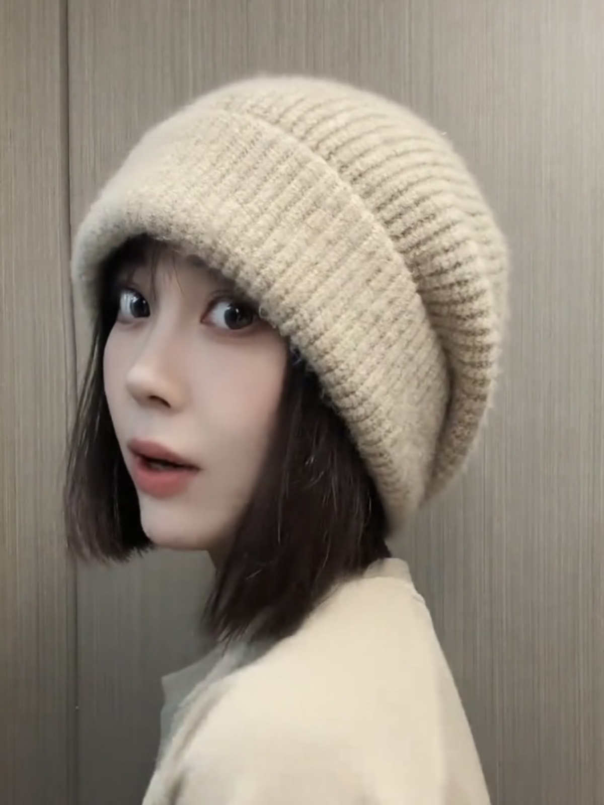 가발달린모자 니트 항암가발 여성용 분리형 짧은 머리 블랙+브라운블랙 웨이브 헤어 블랙 - 상세 이미지 4