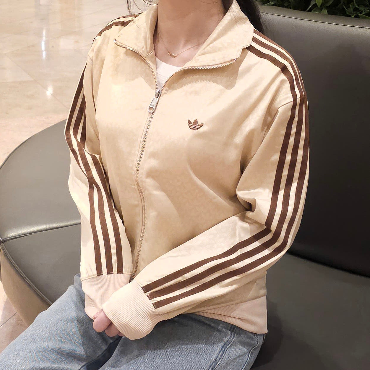 아디다스 여성 파이어버드 오버핏 져지 모노그램 트랙탑 집업자켓 IS3860베이지, M 이미지 8