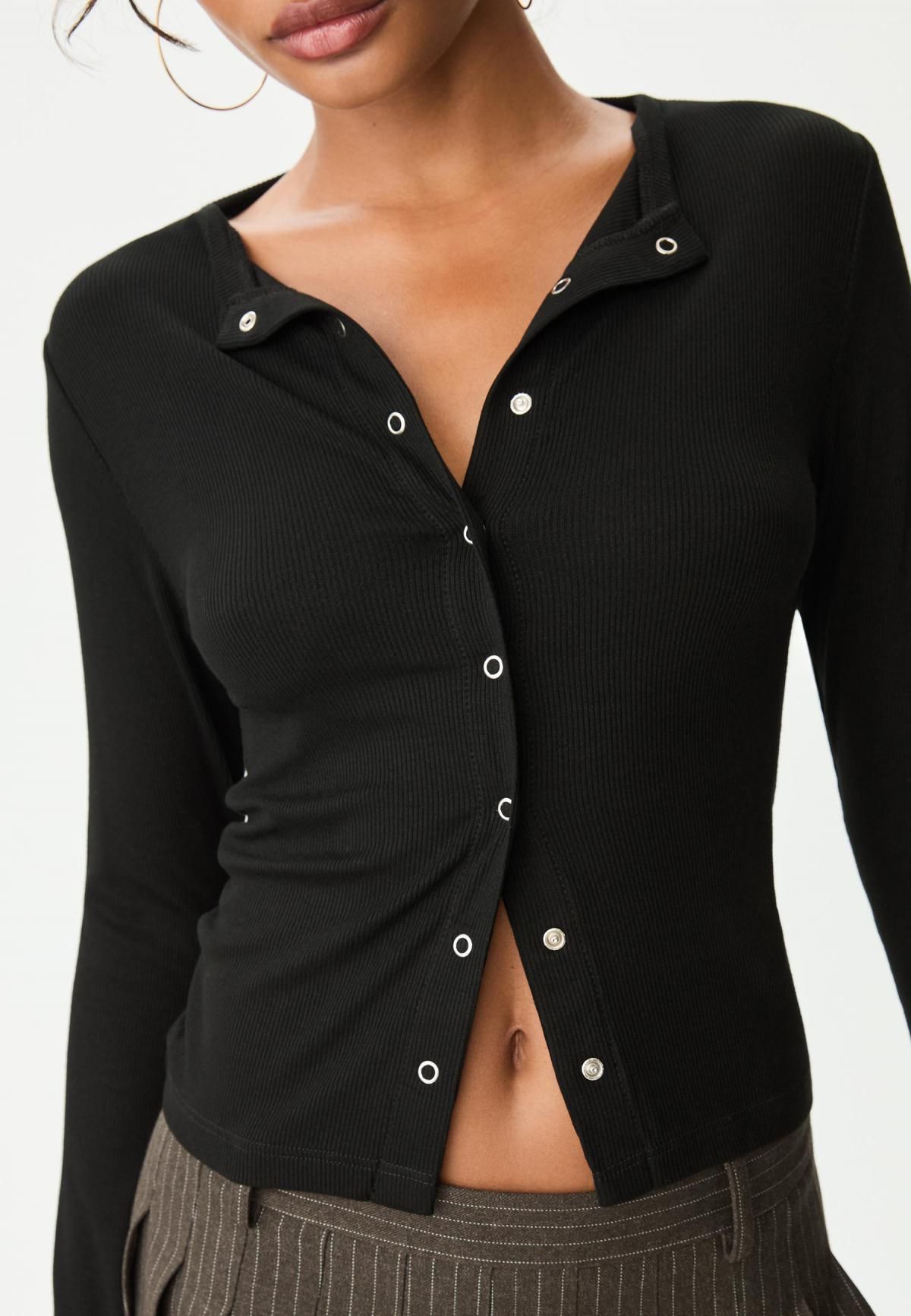 스트라디바리우스 슬림핏 골지 스냅버튼 라운드넥 긴팔 티셔츠 8108/685 BLACK - 상세 이미지 5