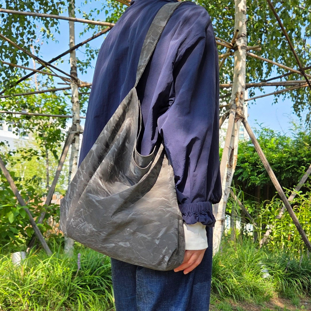 스웨이드 질감 벨벳 드레이프 에코백 블랙 그레이 칼라