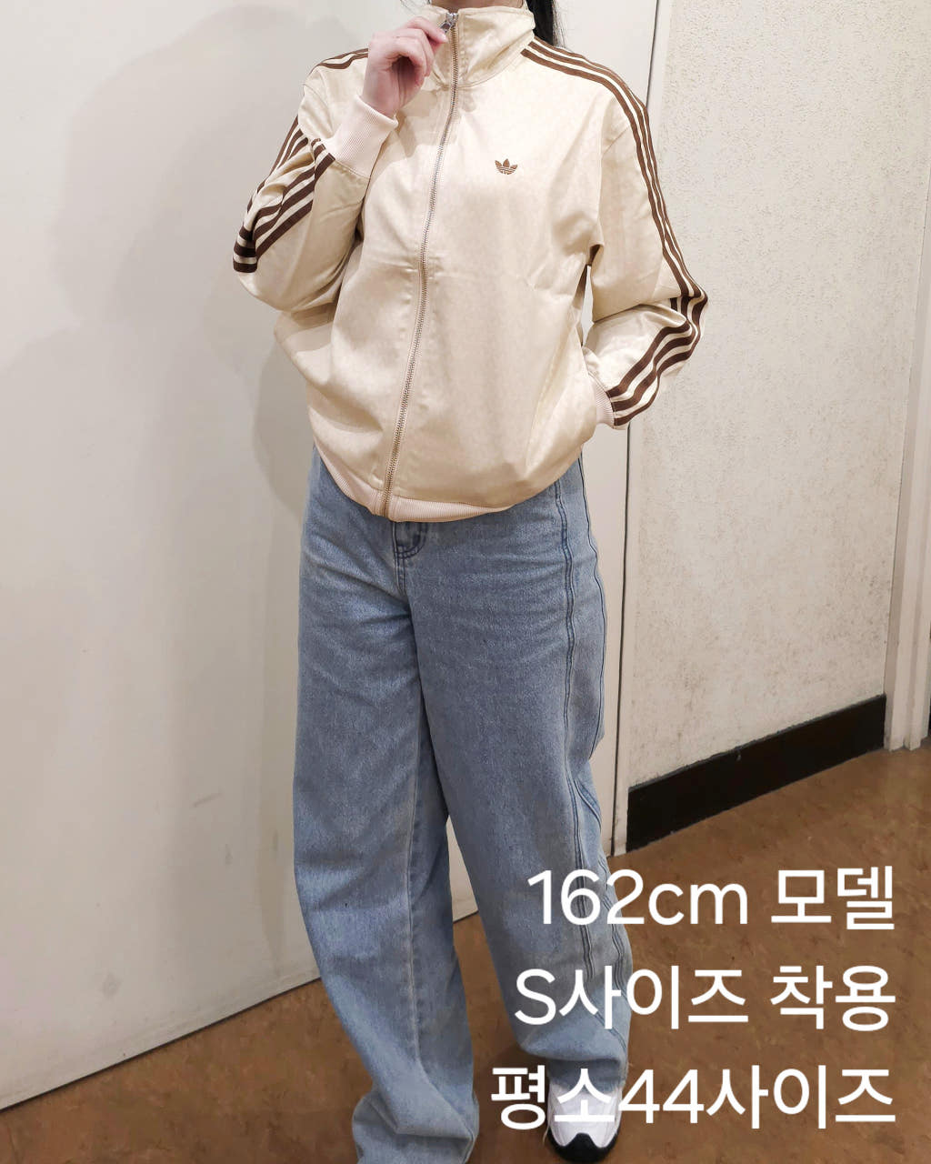 아디다스 여성 파이어버드 오버핏 져지 모노그램 트랙탑 집업자켓 IS3860베이지, M - 상세 이미지 3