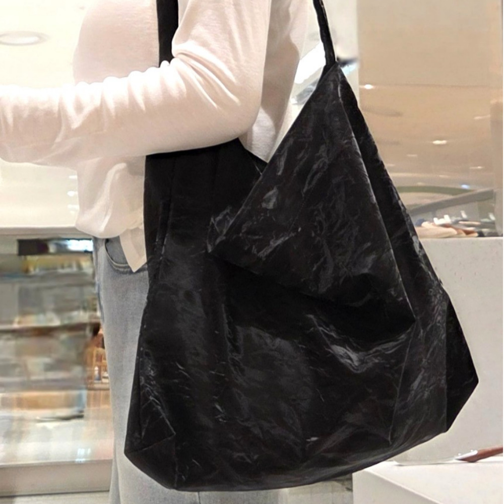 스웨이드 질감 벨벳 드레이프 에코백 블랙 그레이 칼라 - 상세 이미지 4