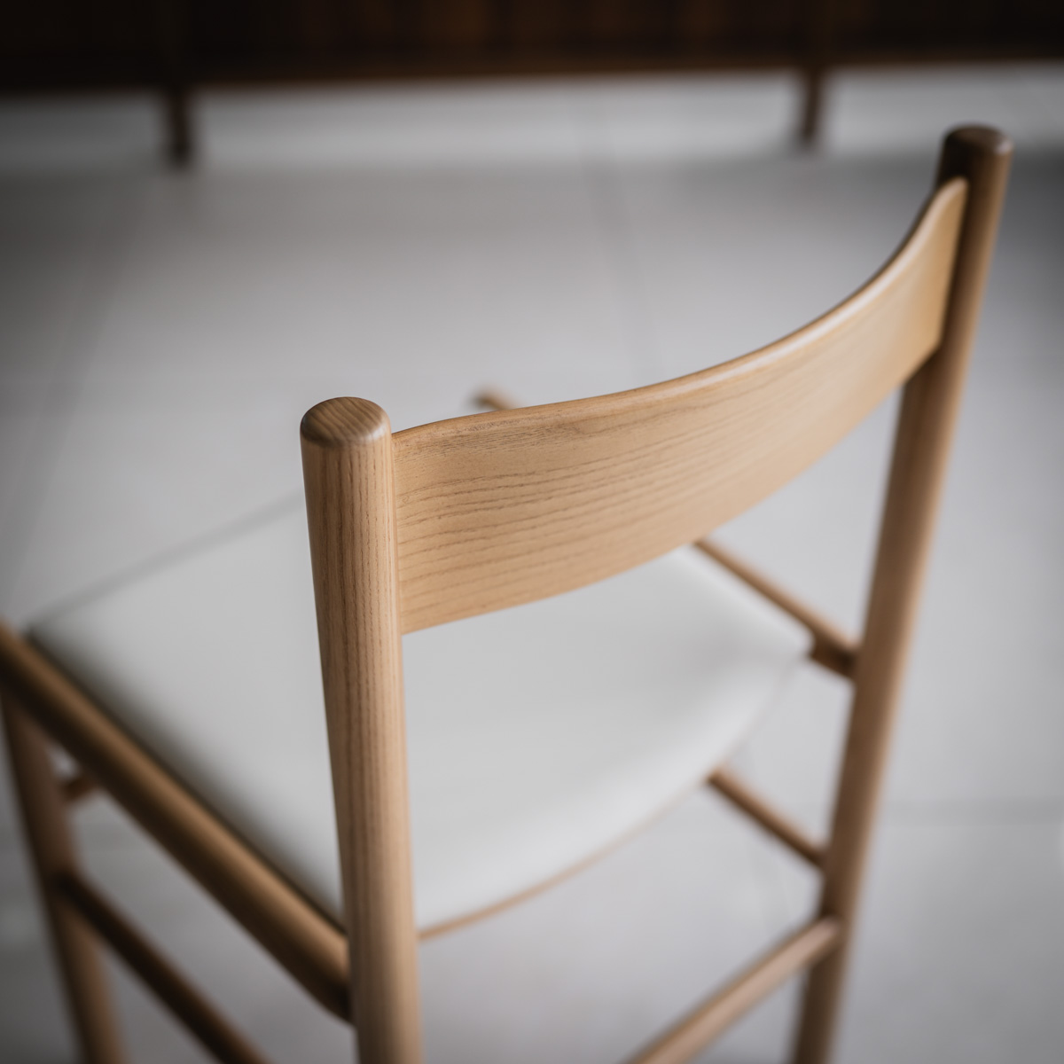 아라미스 체어 / 북미산 애쉬 원목 실리콘 레더 니카리 의자