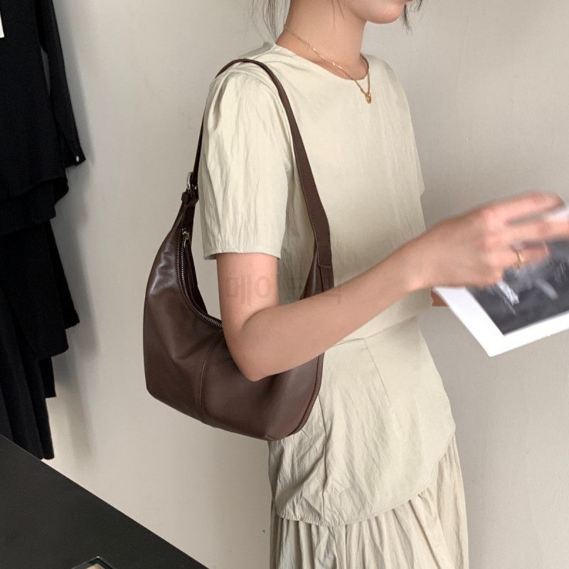 여성 소가죽 숄더백 반달 디자인 메신저백 부드러운 가죽 소재 스타일리시한 외출용 가방 - 상세 이미지 3