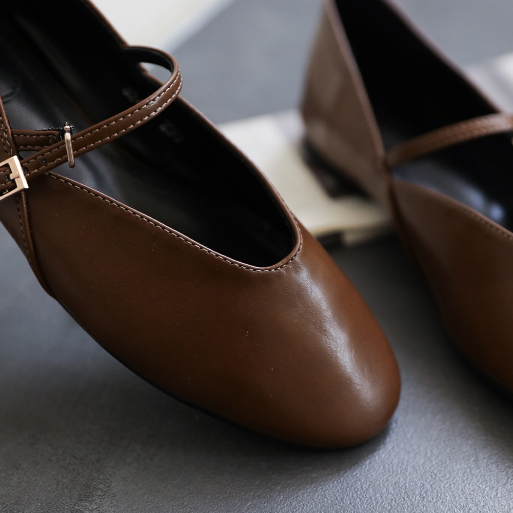 러델 스트랩 플랫슈즈 절개 슬림 메리제인