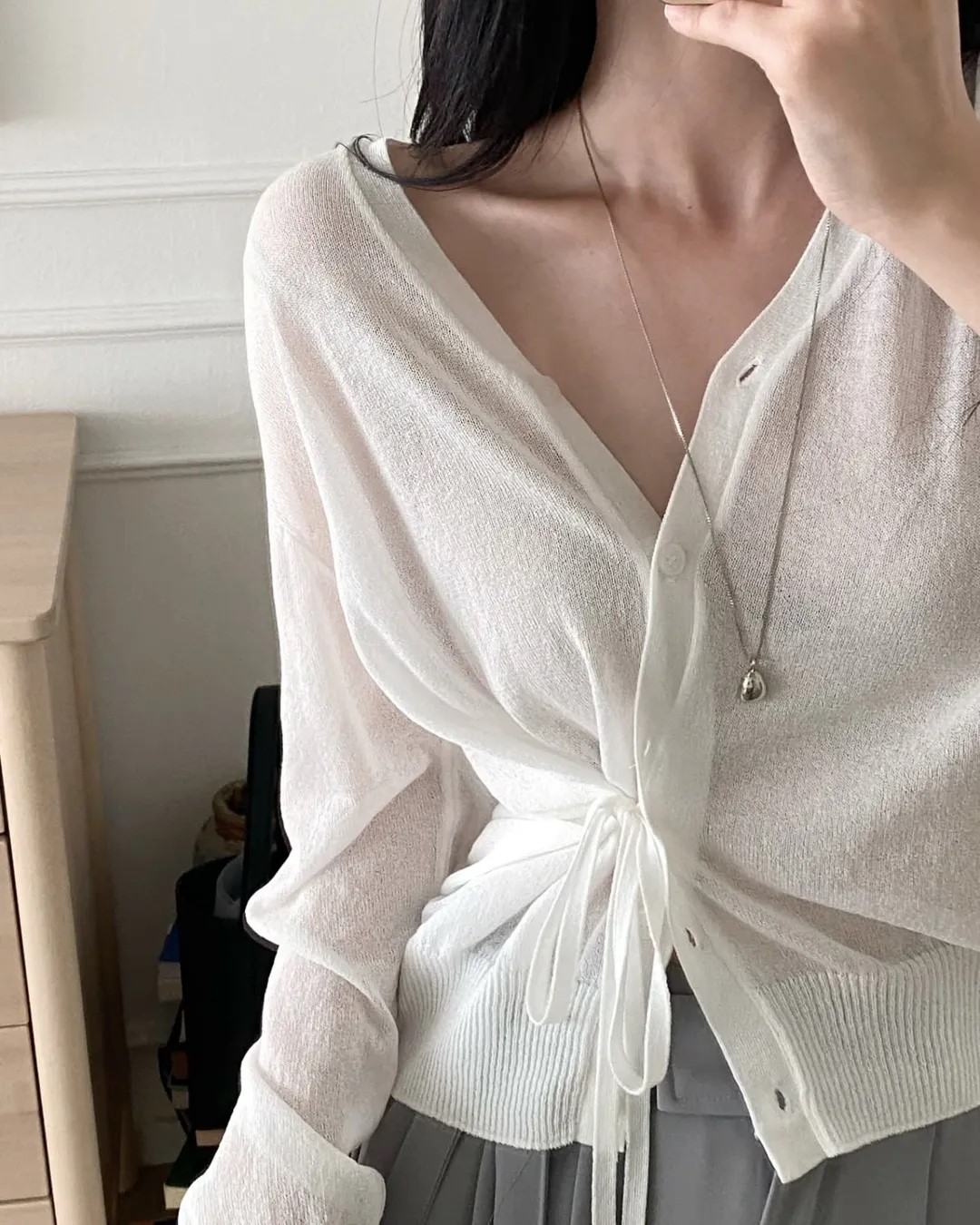 오버무드 울50 페미닌 슬림 노카라 브이넥 언발 투웨이 꼬임 스트랩 가디건 4color - 상세 이미지 2