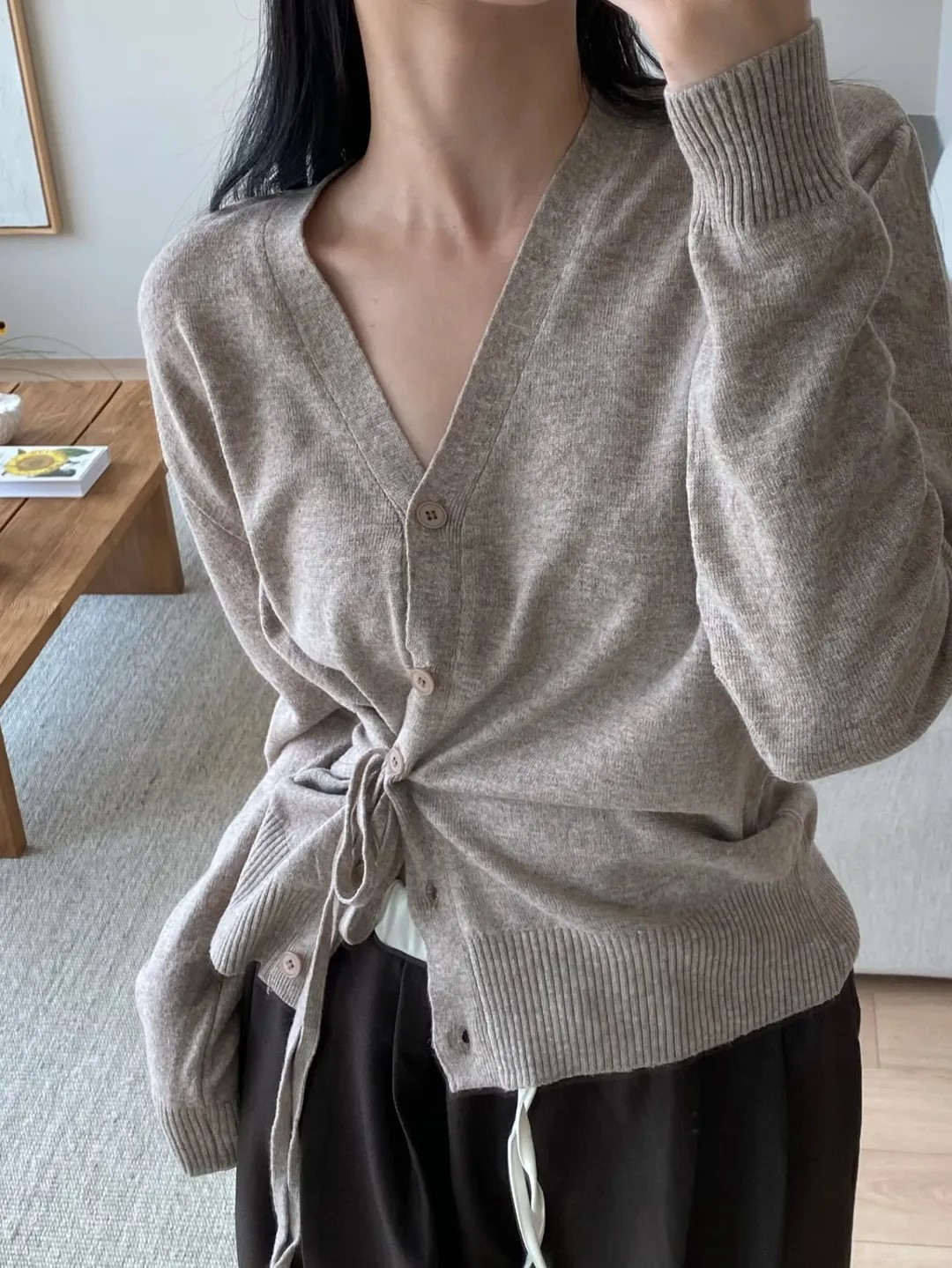 오버무드 울50 페미닌 슬림 노카라 브이넥 언발 투웨이 꼬임 스트랩 가디건 4color - 메인 이미지