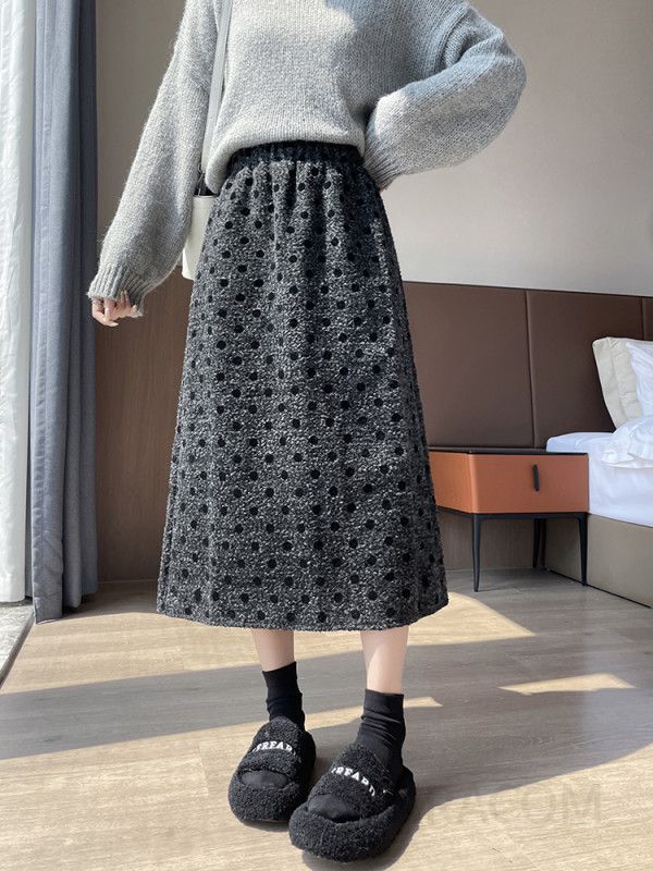 블랙 물방울 무늬 모던 플레어 A라인 롱스커트 여성 가을 데일리 스타일 편안한 착용감 캐주얼 하객룩 매칭 가능한 패션 아이템 - 상세 이미지 3