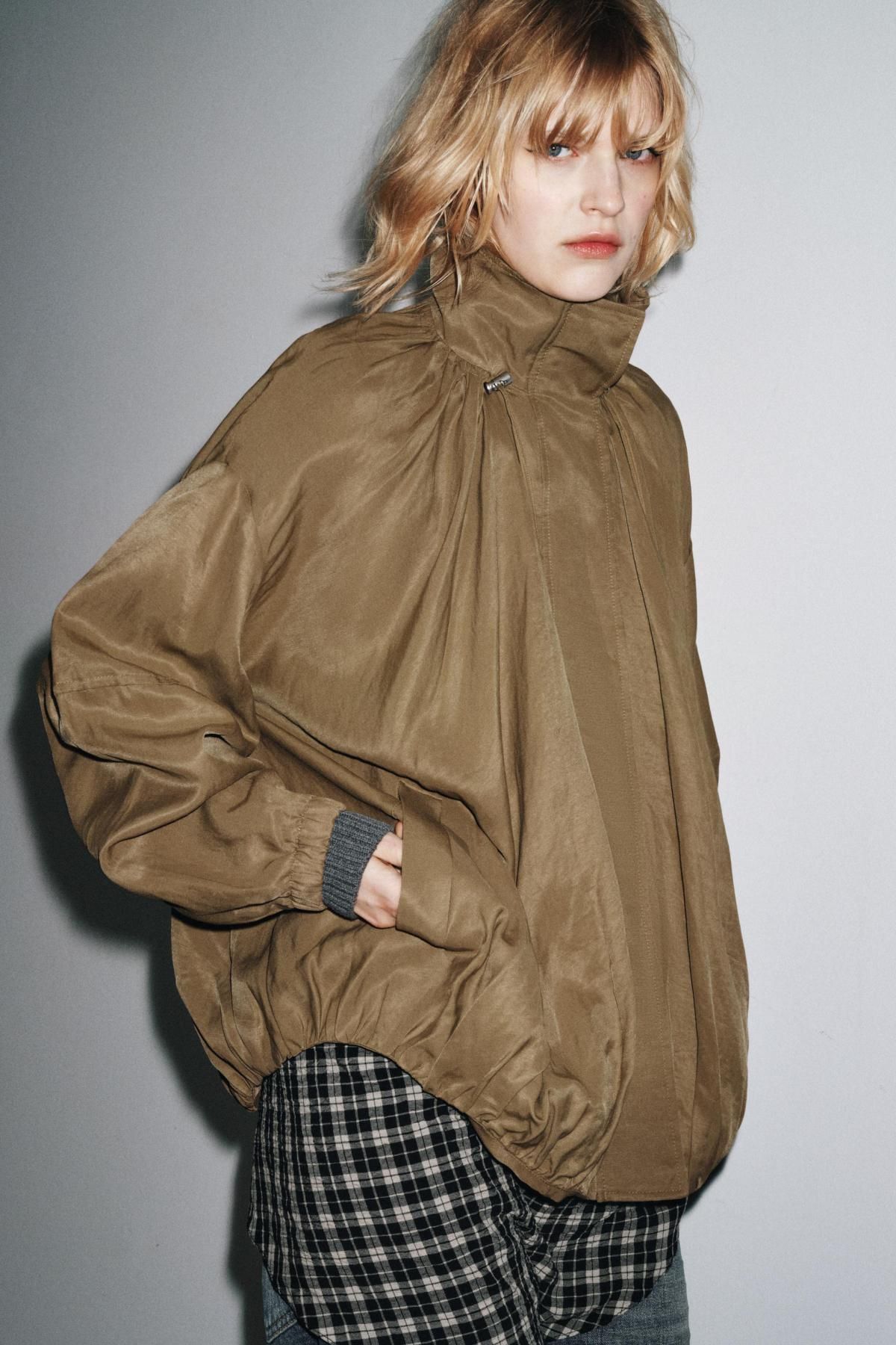 자라 테크니컬 하이넥 플루이드 봄버 재킷 3305/240 BROWN / TAUPE - 상세 이미지 3