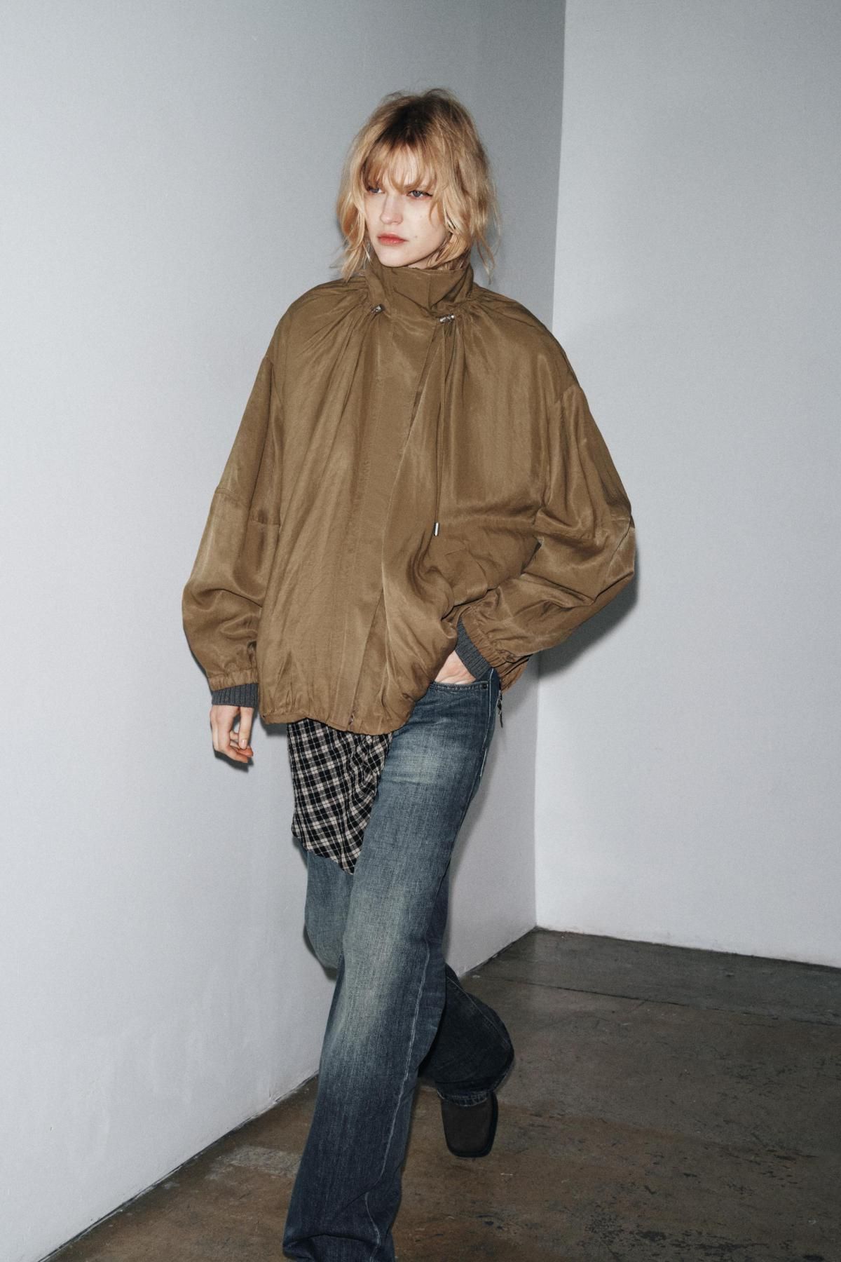 자라 테크니컬 하이넥 플루이드 봄버 재킷 3305/240 BROWN / TAUPE - 상세 이미지 2