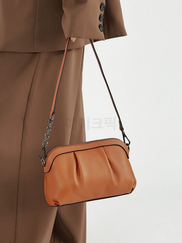 여성용 소가죽 숄더백 부드러운 질감의 미니 가방, 심플하고 세련된 디자인으로 데일리룩에 완벽한 패션 아이템 - 상세 이미지 2