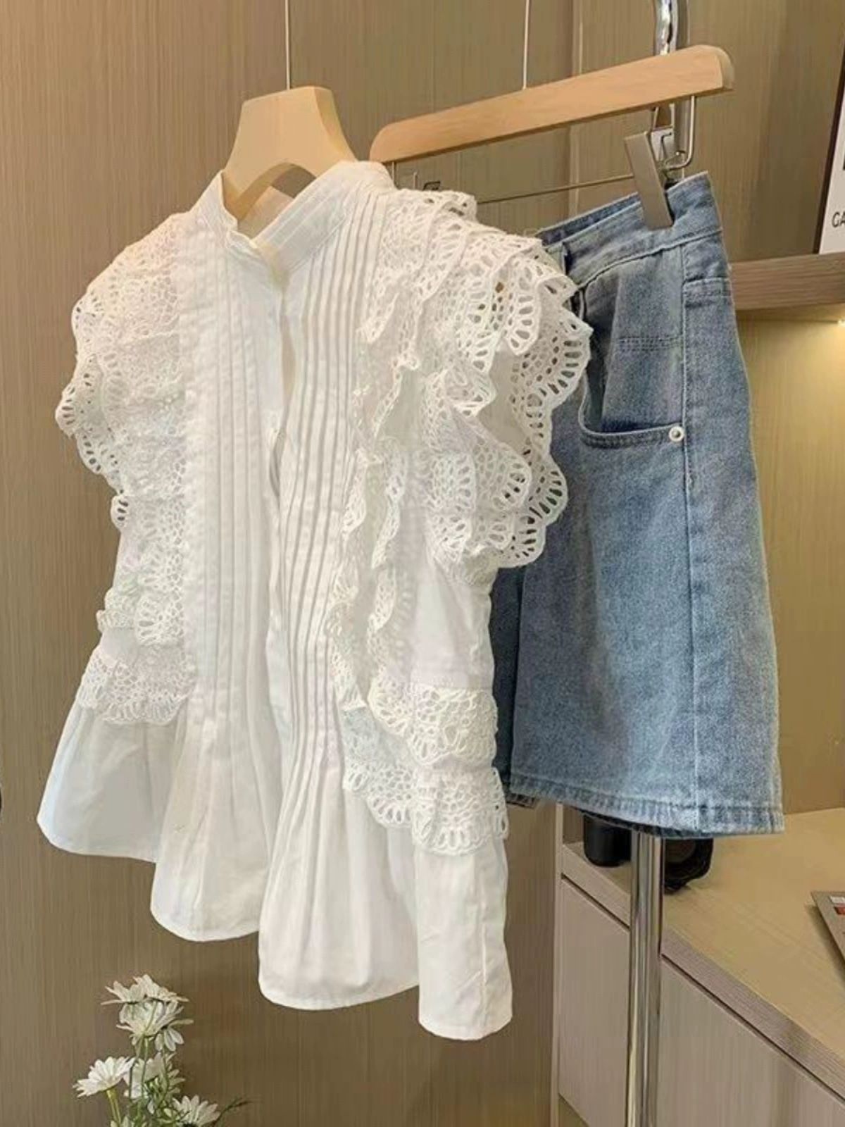 여름 펀칭 블라우스 티셔츠 출근룩 시스루 퍼프 썸머 데일리룩 루즈핏 브이넥 오버핏 핀턱 화이트 프리미엄 에디션 S - 상세 이미지 3