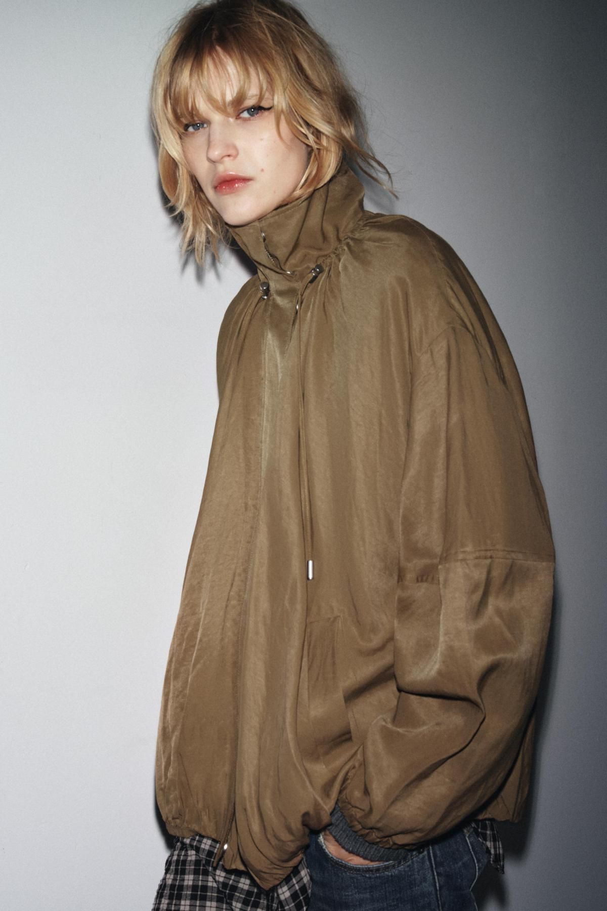 자라 테크니컬 하이넥 플루이드 봄버 재킷 3305/240 BROWN / TAUPE - 상세 이미지 4