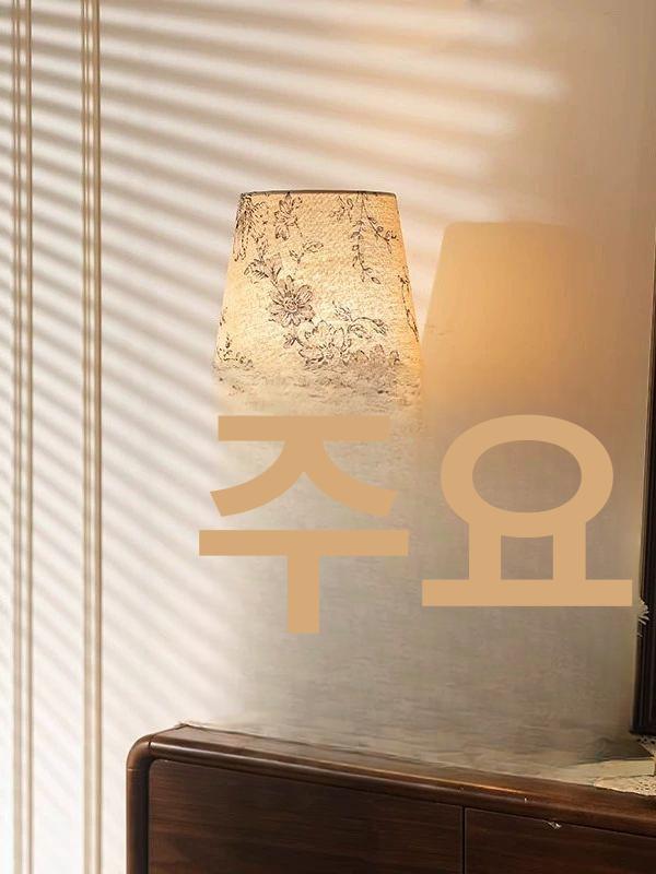 엔틱 단스탠드 침실조명 머리맡 빈티지 인테리어 램프 패턴 커버+원목 테이블 램프+3W 빛 버튼 스위치 - 상세 이미지 3