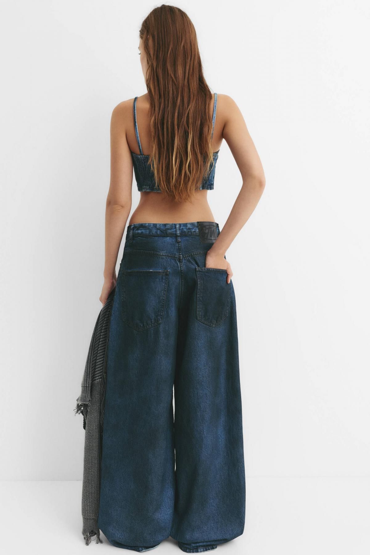 풀앤베어 데님 스트랩 크롭 탑 7474/310 DARK BLUE - 상세 이미지 4