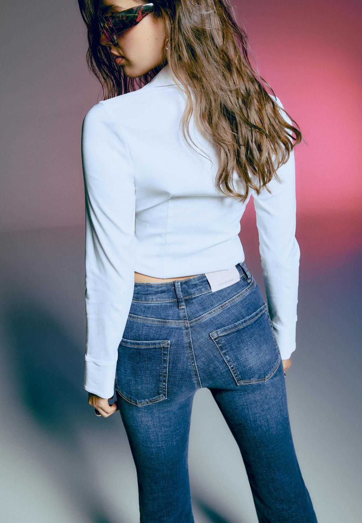 스트라디바리우스 트렌디 하이웨이스트 슬릿 플레어 데님 팬츠 4804/221 MEDIUM DENIM WASH - 상세 이미지 4