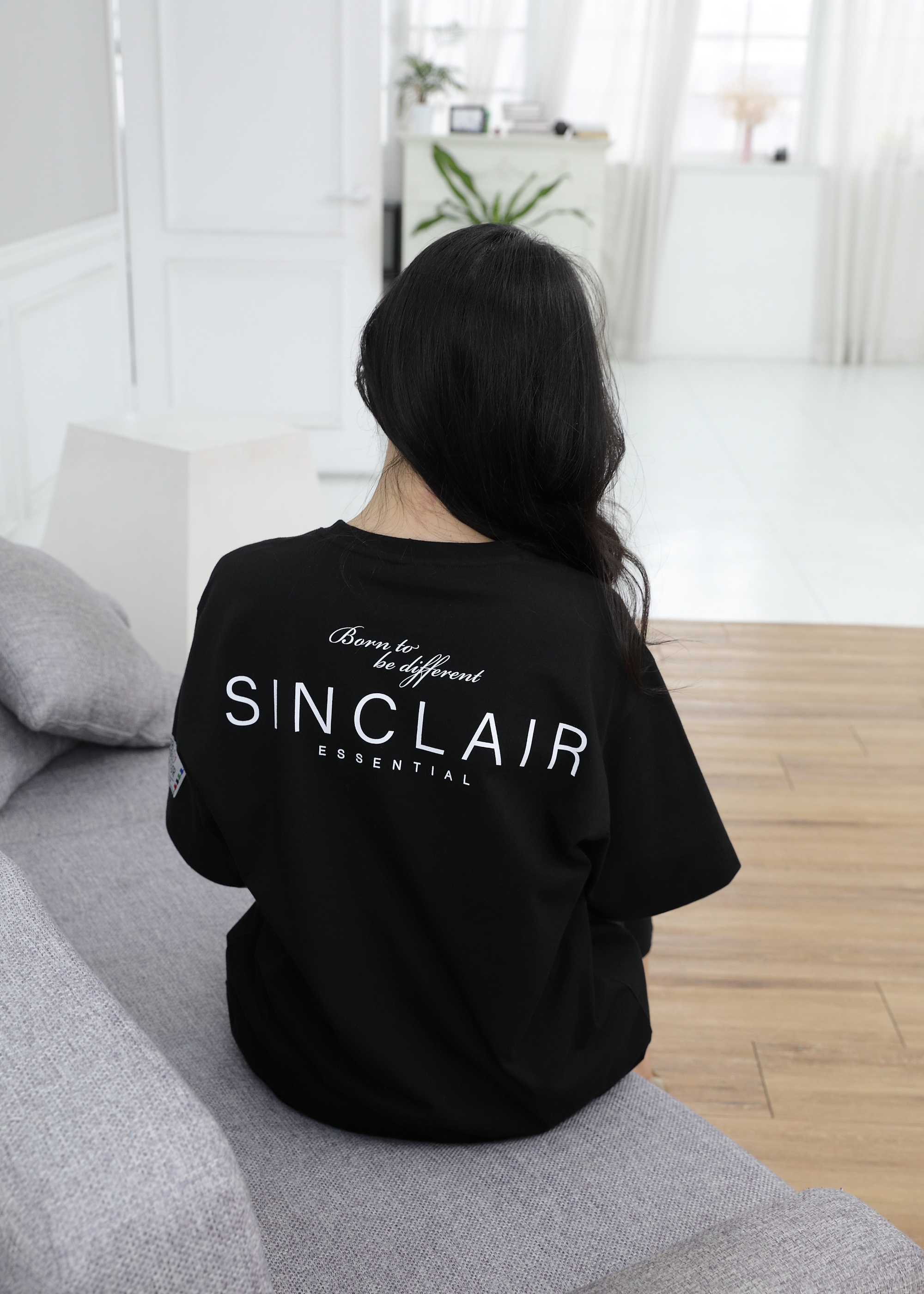 SINCLAIR 싱클레어 에센셜 네크포인트 유니섹스 티셔츠 블랙 오버핏 빅사이즈 반팔 남자 여자 - 상세 이미지 3