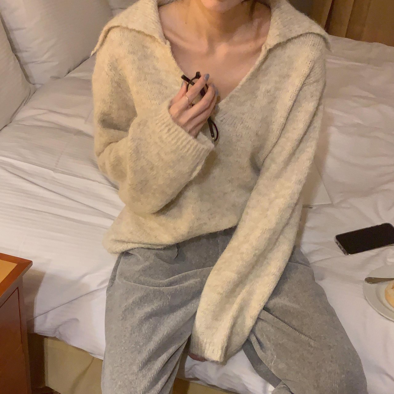 지뉴 심플카라 소프트 브이넥 니트 | 부드러운 루즈핏 가을 겨울 V넥 카라 간절기 모던 - 상세 이미지 4