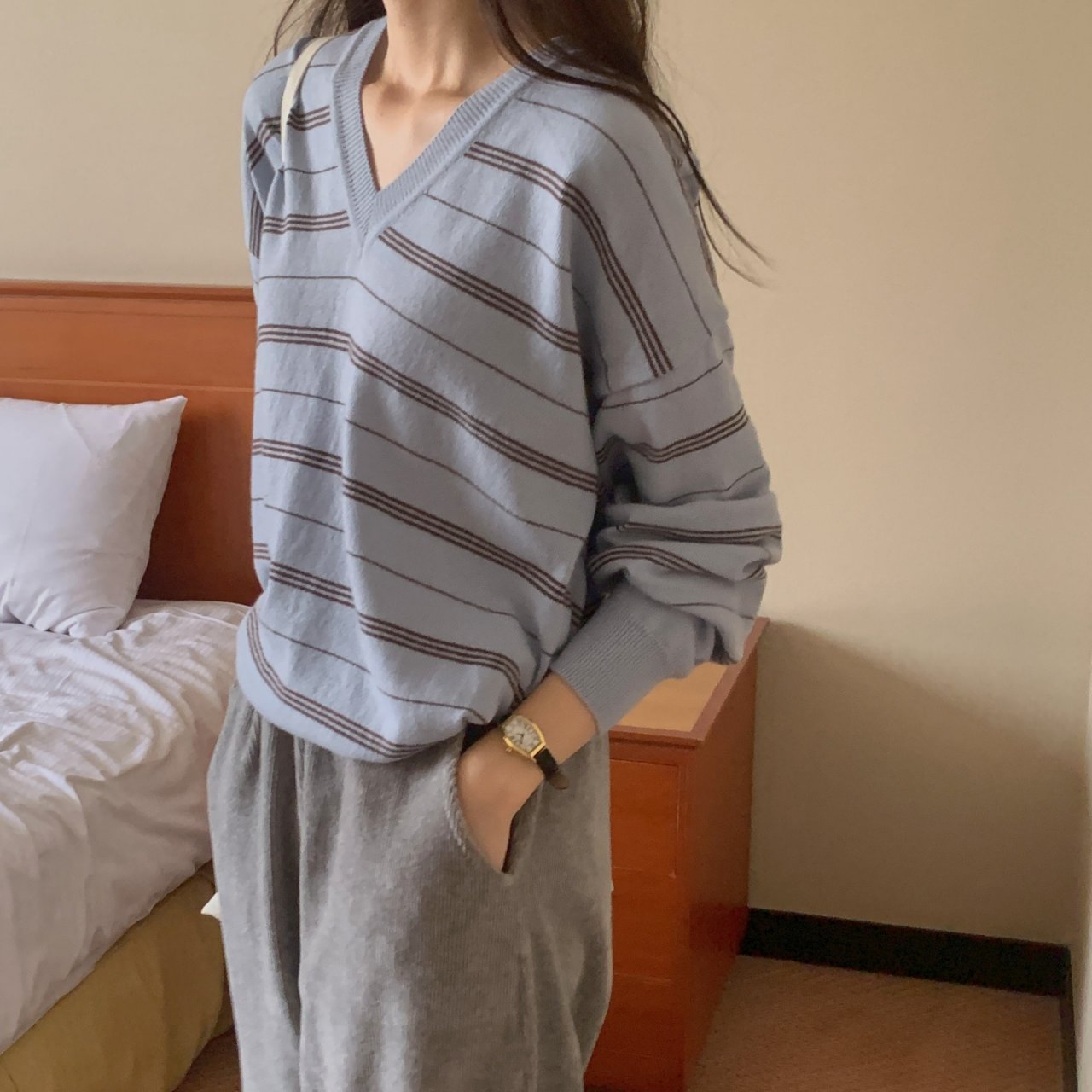 지뉴 솜사탕 V넥 니트 | 부드러운 루즈핏 브이넥 가을 겨울 여성 니트티 스트라이프 모던 캐시미어