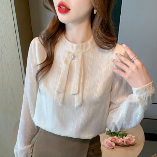 여성 가을 스탠드 칼라 리본 진주 단추 쉬폰 블라우스 우아한 디자인 편안한 착용감 하객룩 데일리룩 활용도 높은 긴팔 셔츠 - 메인 이미지