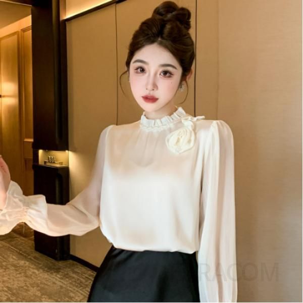 여성 가을 쉬폰 새틴 블라우스 입체 꽃 레이스 디테일 루즈핏 긴팔 라운드넥 스타일리시한 데일리룩 모던한 고급스러움 - 상품 이미지