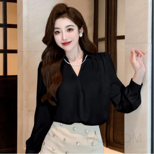 여성 새틴 드레이프 블라우스 고급스러운 라운드넥 루즈핏 진주 체인 포인트 봄 가을 착용감 우아한 스타일 데일리룩 하객 패션 - 상세 이미지 2