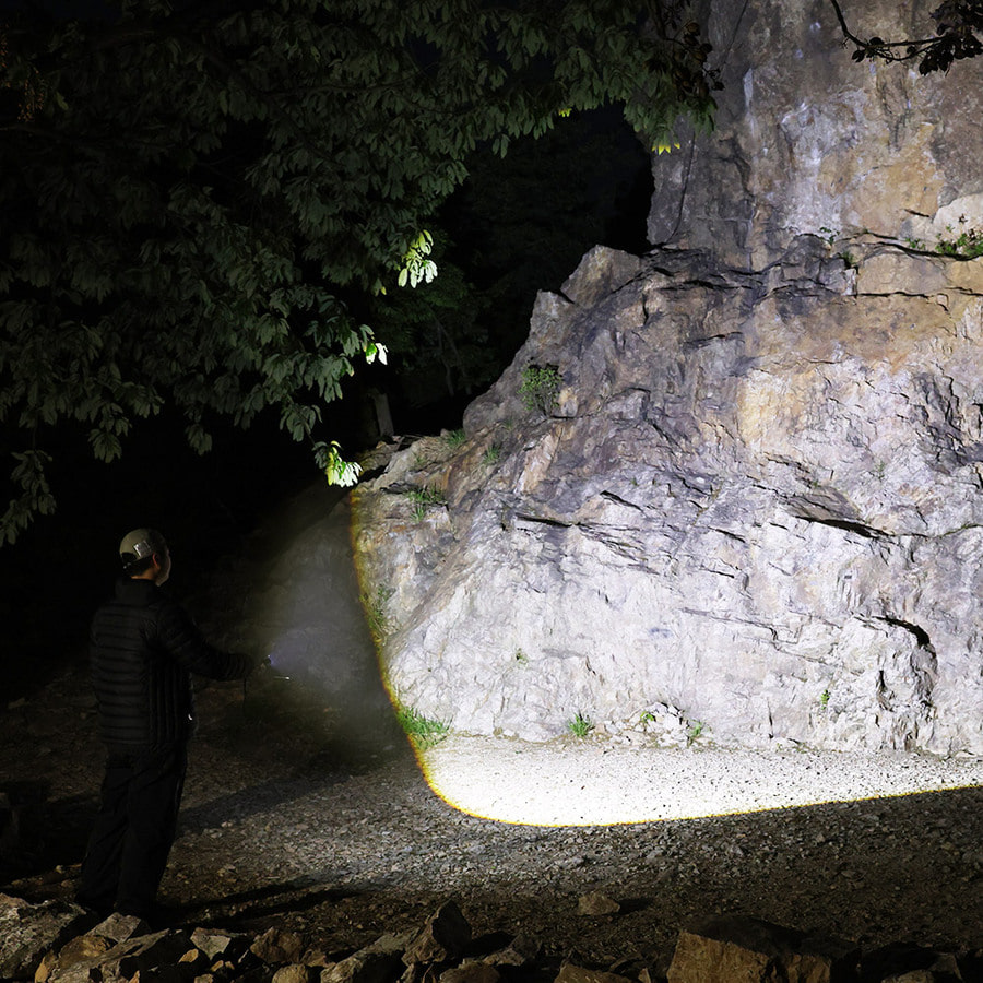 크레모아 다이너 라이트 1300루멘 LED 미니 손전등 줌 후레쉬 등산 플래시