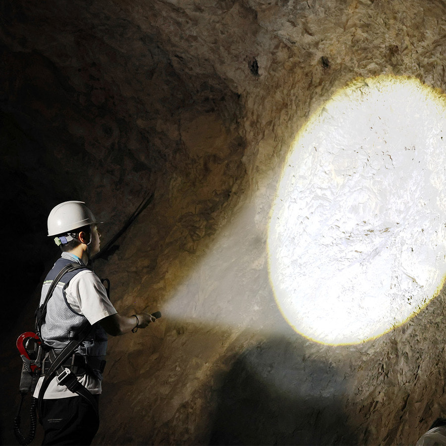 크레모아 다이너 라이트 1300루멘 LED 미니 손전등 줌 후레쉬 등산 플래시