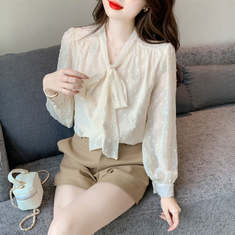 여성 긴팔 블라우스 가을 세련된 나비넥타이 스타일 유니크한 디자인 독특한 매력 데일리 착용감 편안한 외출용 코디 쉬운 패션 아이템 - 상품 이미지