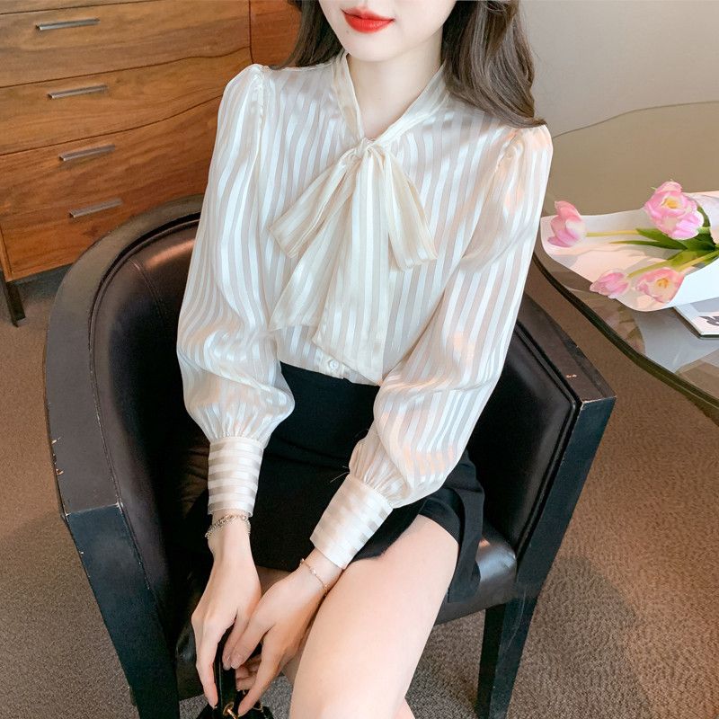 여성 스트라이프 쉬폰 셔츠 봄 가을용 긴팔 리본 디테일 캐주얼 스타일 데일리룩 면접블라우스 활용 가능 편안한 착용감 - 상품 이미지