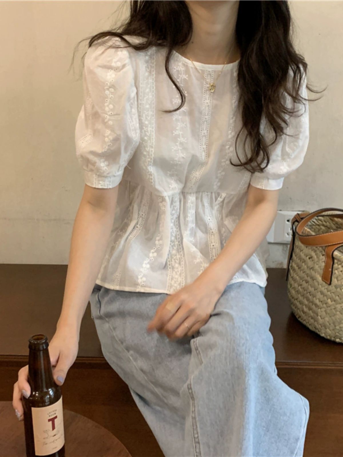 흰색 프릴 블라우스 아일렛 오버핏 셔링 반팔 퍼프소매 루즈핏 흰색블라우스 프릴블라우스 화이트 프리 사이즈 - 상세 이미지 4