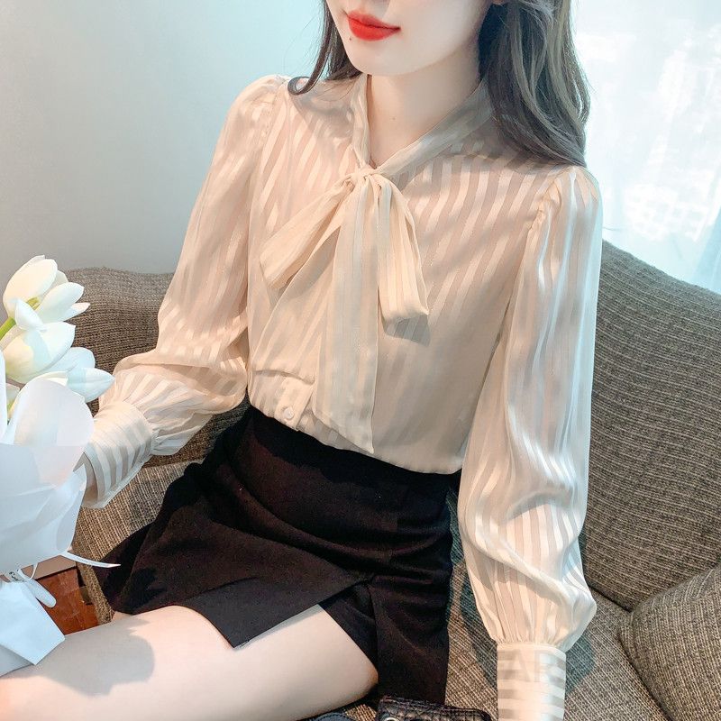 여성 스트라이프 쉬폰 셔츠 봄 가을용 긴팔 리본 디테일 캐주얼 스타일 데일리룩 면접블라우스 활용 가능 편안한 착용감 - 상세 이미지 5