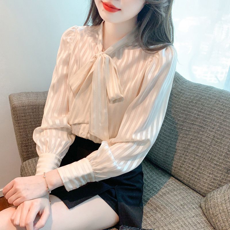 여성 스트라이프 쉬폰 셔츠 봄 가을용 긴팔 리본 디테일 캐주얼 스타일 데일리룩 면접블라우스 활용 가능 편안한 착용감 - 상세 이미지 4