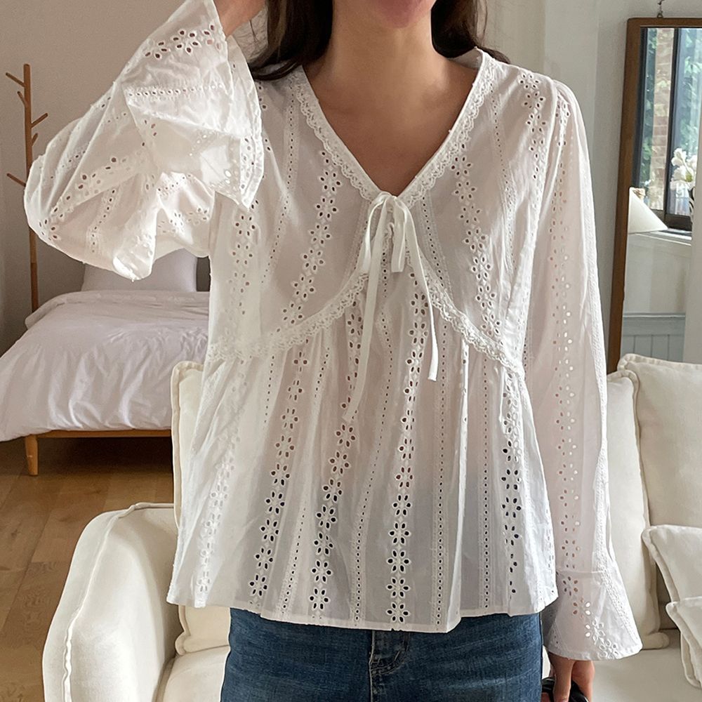 러블리 브이넥 여성 긴팔 블라우스 프릴 레이스 루즈핏 펀칭 블라우스 크롭 셔츠 화이트 - 상세 이미지 3