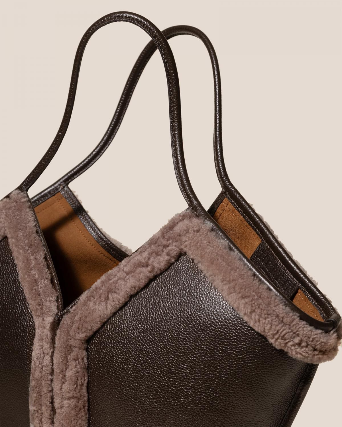 헤레우 칼렐라 컬리 시어링 트림 가죽 토트백 14878536499532 DARK BROWN - 상세 이미지 3