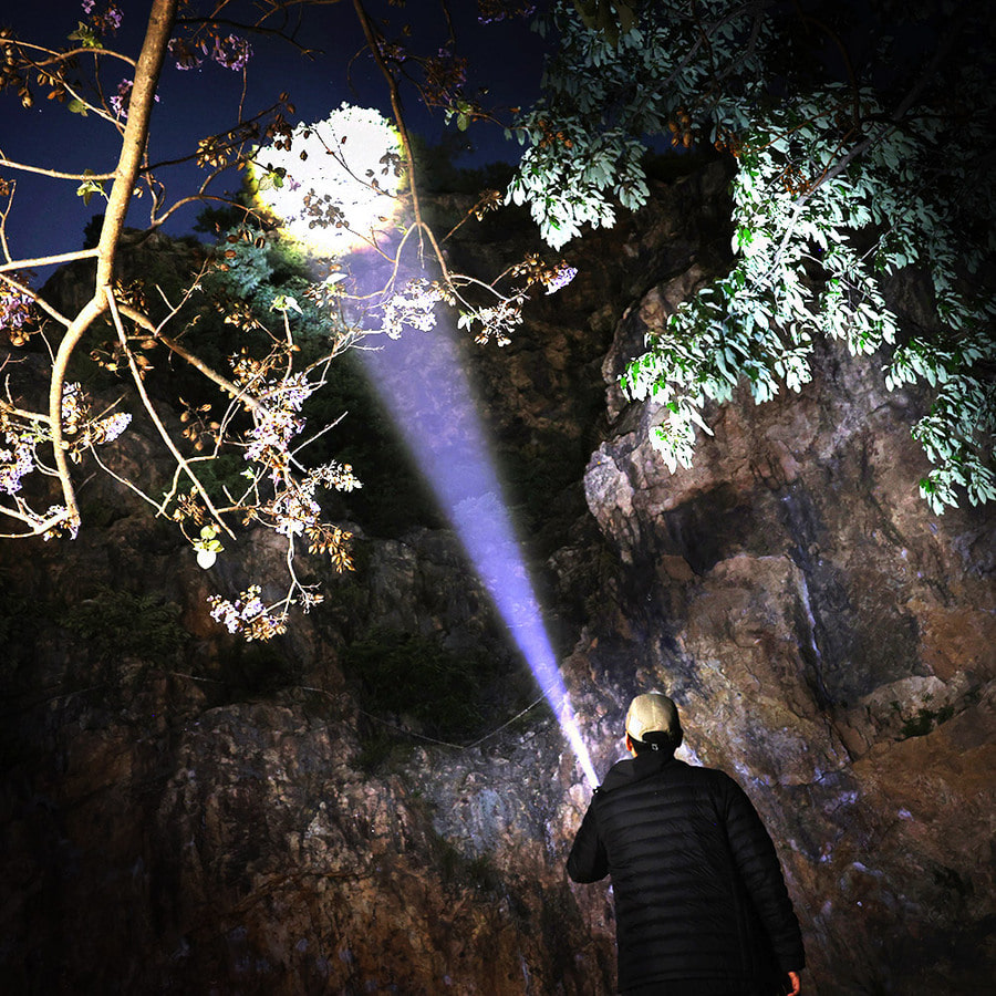 크레모아 다이너 라이트 1300루멘 LED 미니 손전등 줌 후레쉬 등산 플래시