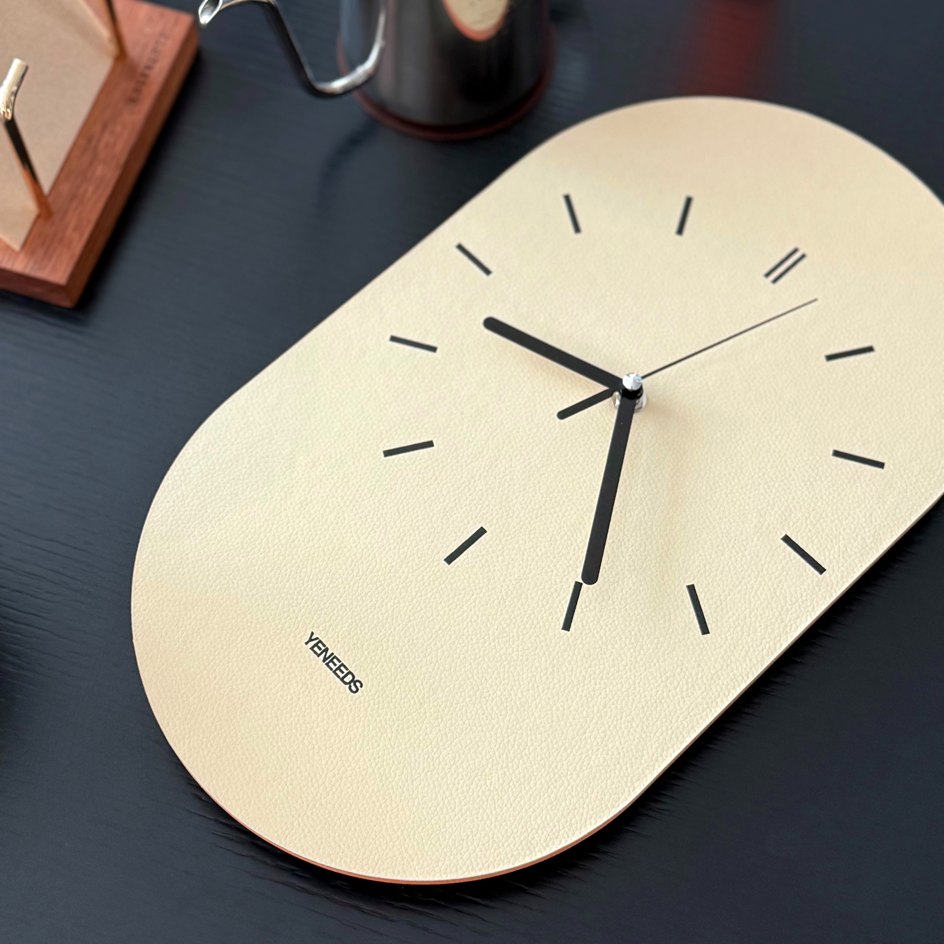 예니즈 벽걸이 시계 가죽 무소음 거실 사무실 인테리어 무타공 벽시계