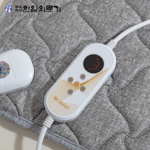 한일의료기 플라밍 그레이 전기방석 소파에 설치된 모습