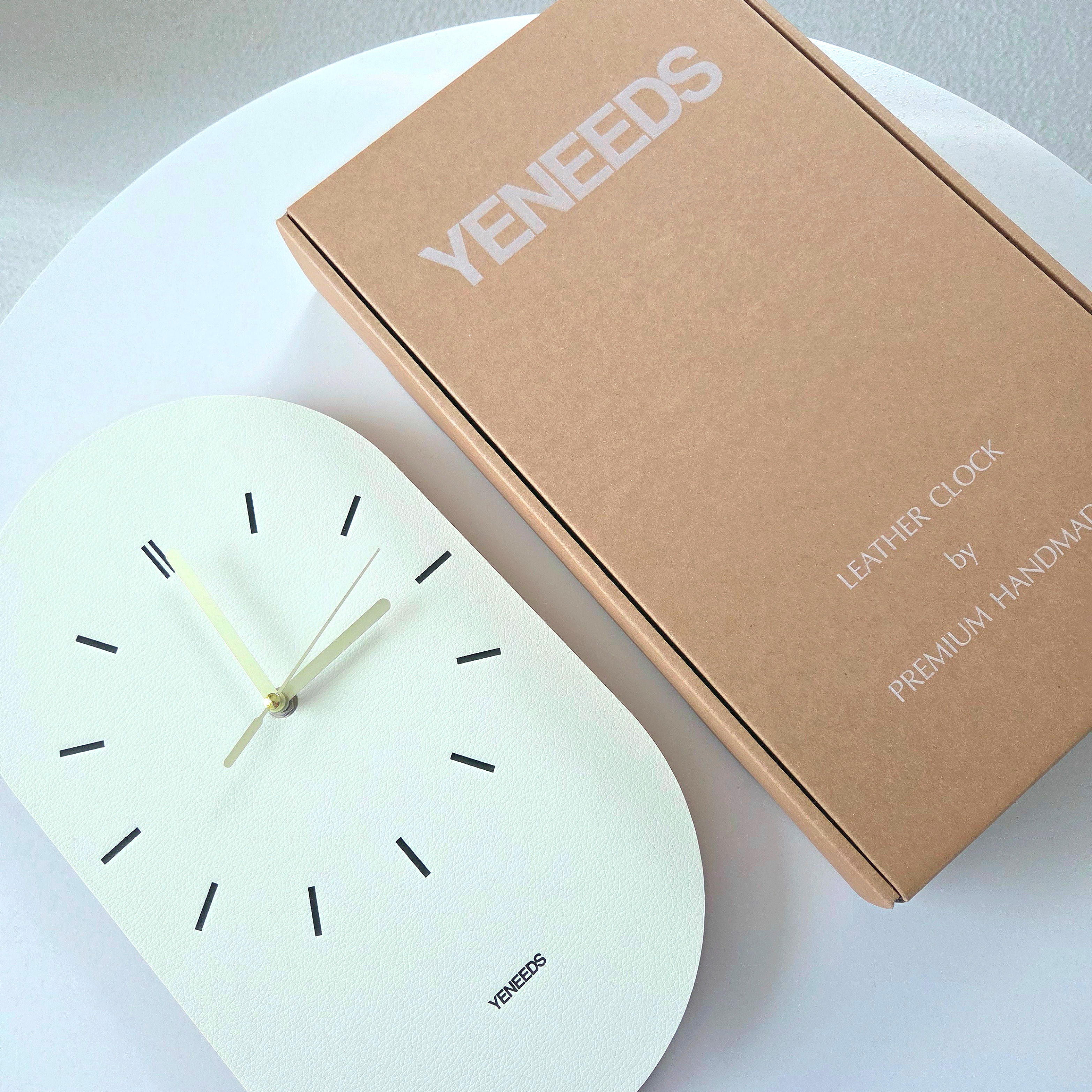 예니즈 벽걸이 시계 가죽 무소음 거실 사무실 인테리어 무타공 벽시계