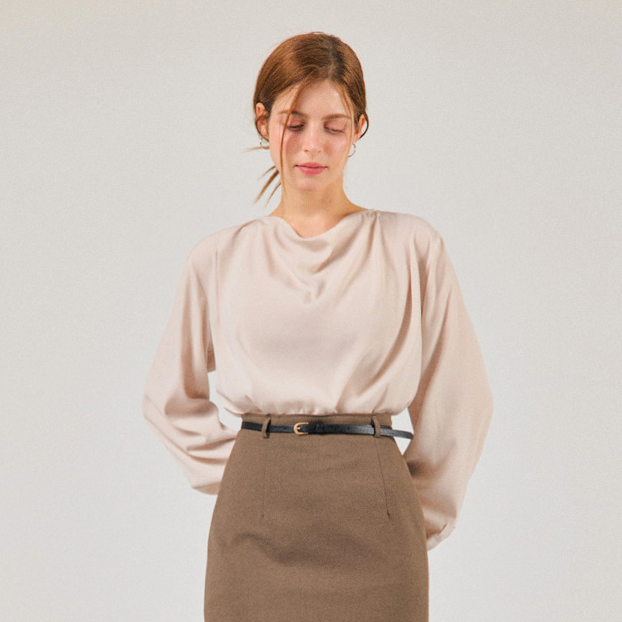 [자체제작] 루즈넥 리버서블 타이 펜던트 블라우스 (BEIGE) - 상품 이미지
