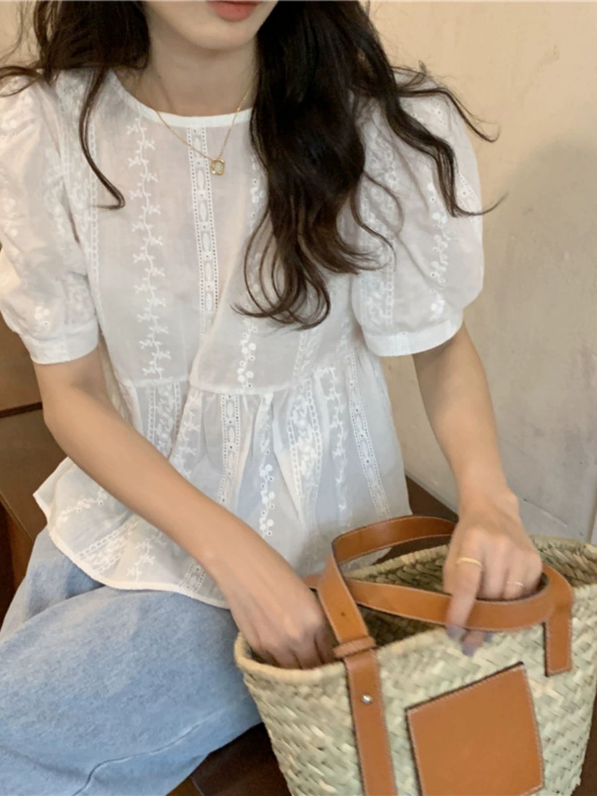 흰색 프릴 블라우스 아일렛 오버핏 셔링 반팔 퍼프소매 루즈핏 흰색블라우스 프릴블라우스 화이트 프리 사이즈 - 상품 이미지