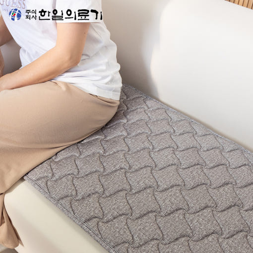 따뜻한 전기방석 위에서 편안하게 쉬고 있는 고양이의 모습