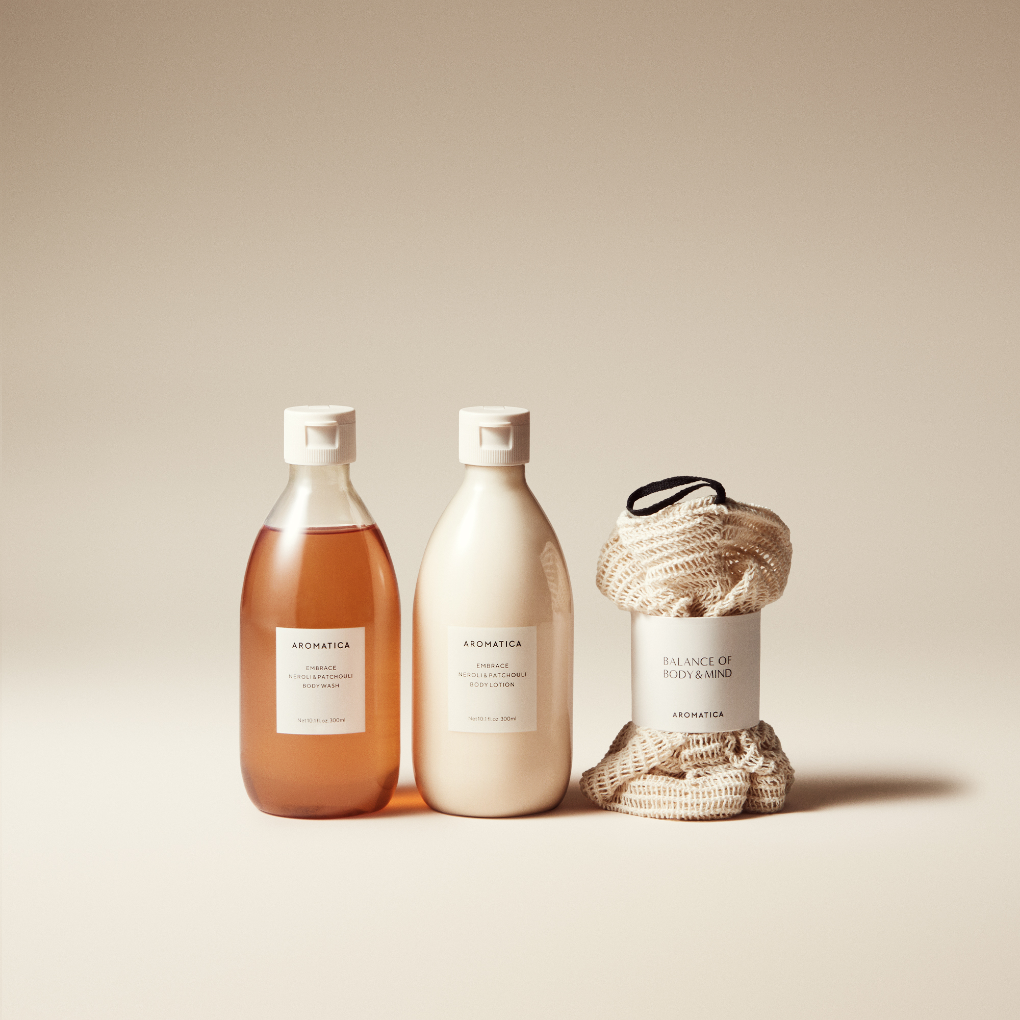 [선물포장] 아로마티카 임브레이스 바디워시 300ML + 바디로션 300ML + 샤워볼 선물세트 - 상품 이미지
