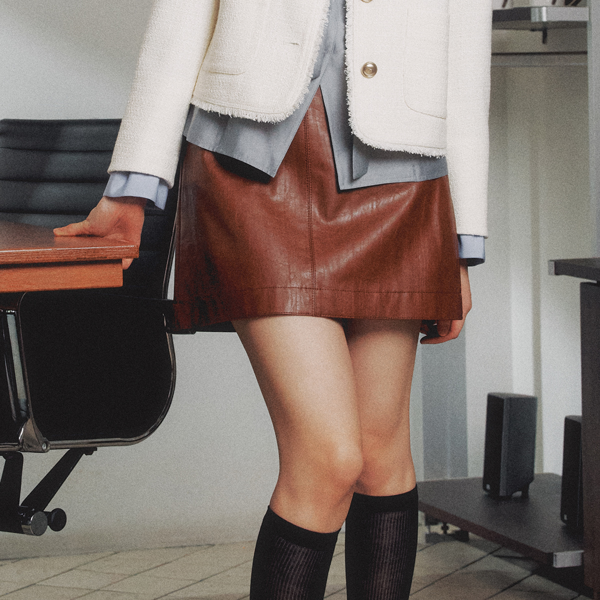 로엠 페이크 레더 미니 스커트 RMWHF4TR22 - 상세 이미지 4