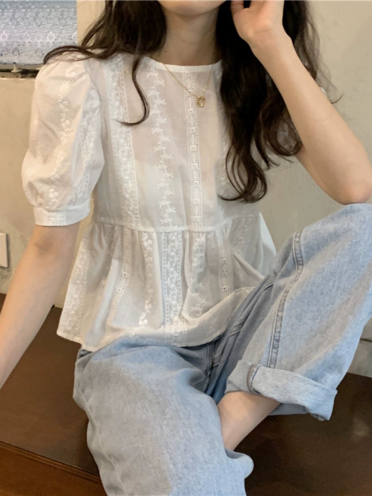 흰색 프릴 블라우스 스퀘어넥 아일렛 오버핏 민소매 셔링 긴팔 퍼프소매 하이넥 린넨 루즈핏 화이트 프리 사이즈 - 상세 이미지 3