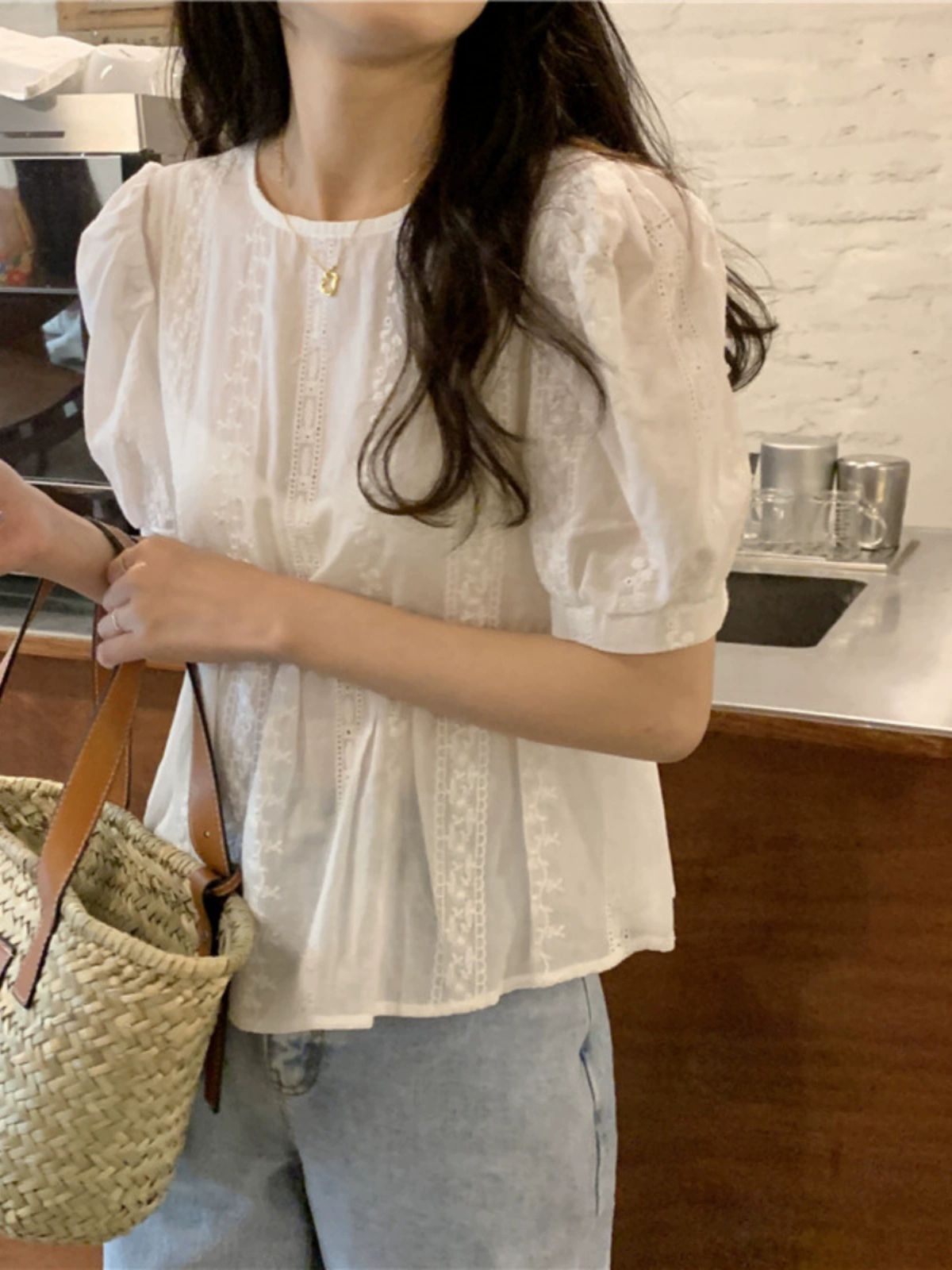흰색 프릴 블라우스 스퀘어넥 아일렛 오버핏 민소매 셔링 긴팔 퍼프소매 하이넥 린넨 루즈핏 화이트 프리 사이즈 - 상세 이미지 5