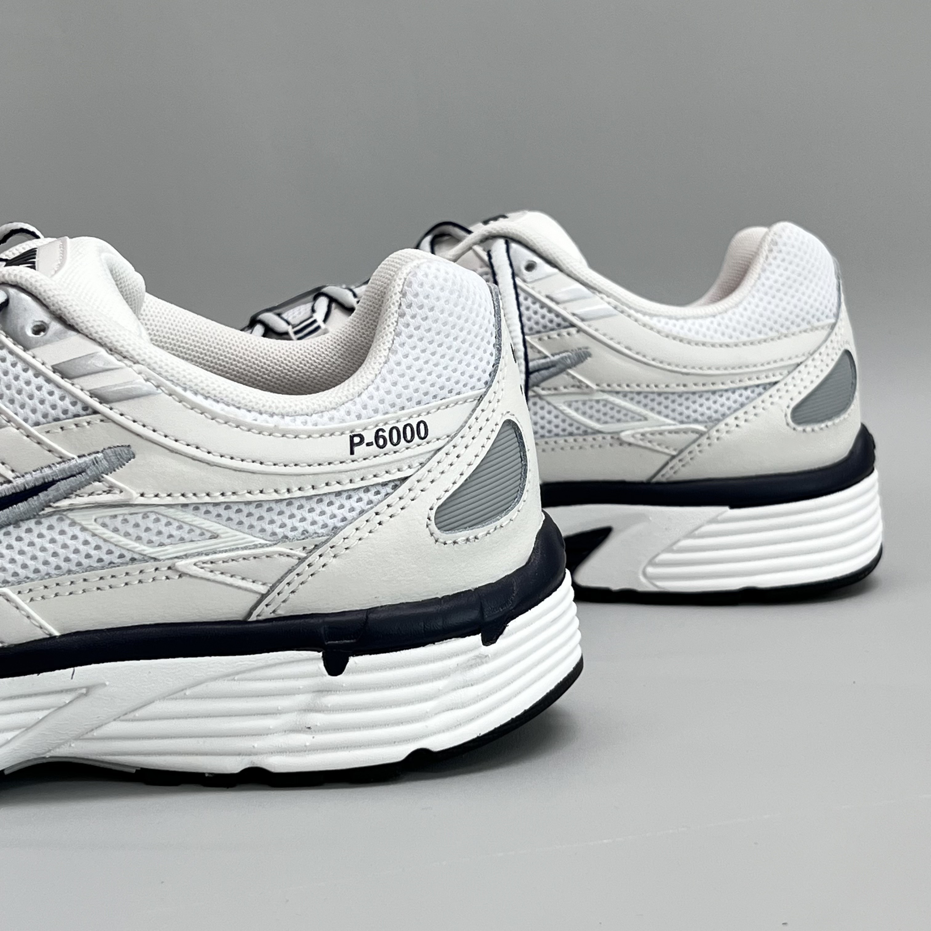 (국내매장판)나이키 P6000 커플 메탈릭 실버 화이트 운동화 P-6000